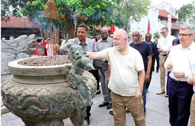 Foreign diplomats explore Con Son – Kiep Bac heritage site